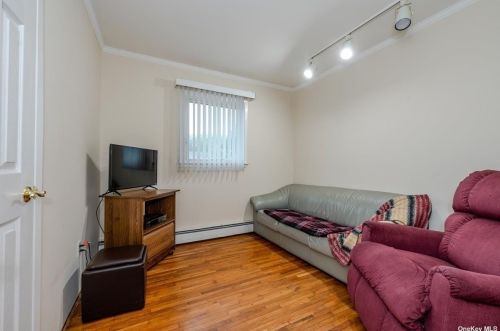 13 Dawson Dr, Valley Stream NY 11581-2939 exterior