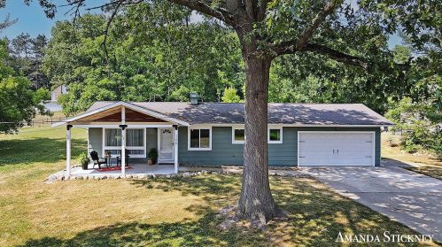 705 Grindle Dr, Lowell, MI 49331-9328