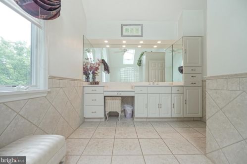 42 Hamilton Lk Dr, Trenton NJ 08619-3437 exterior