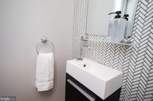 833 Bainbridge St, Philadelphia PA  19147-2009 exterior