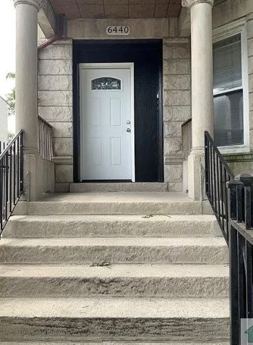 6440 Eberhart Ave, Chicago, IL 60637-3325
