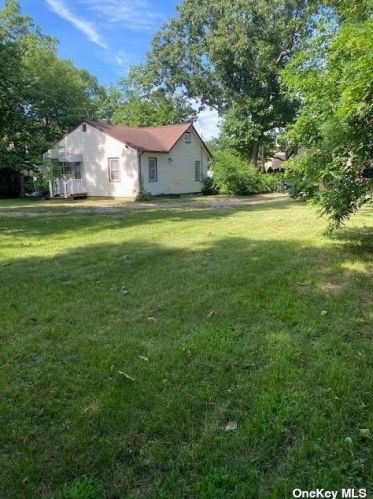 46 11th Ave, Huntington Station, NY 11746-2224