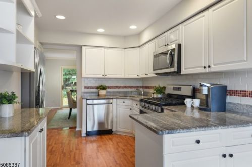 15 Lapis Cir, Town Center NJ 07052-2160 exterior