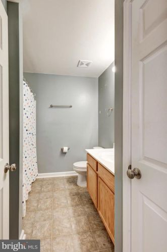 711 Grant Dr, Hanover PA  17331-2079 exterior