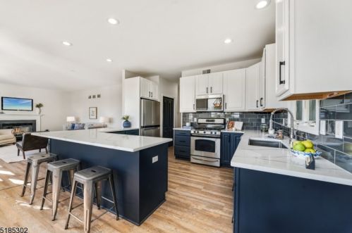 11 Bakley Ter, Town Center NJ  07052-2169 exterior