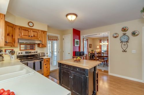 4 Hampshire Dr, Concord NH 03301-5914 exterior