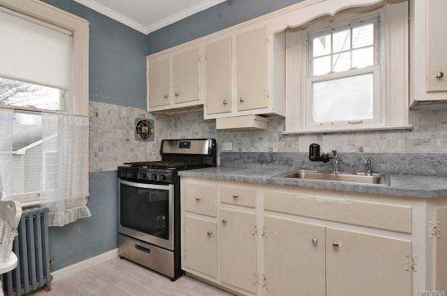 6 Eton St, Valley Stream NY 11581-2903 exterior