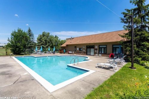 2239 Crystal Dr, Rochester MI 48309-3755 exterior