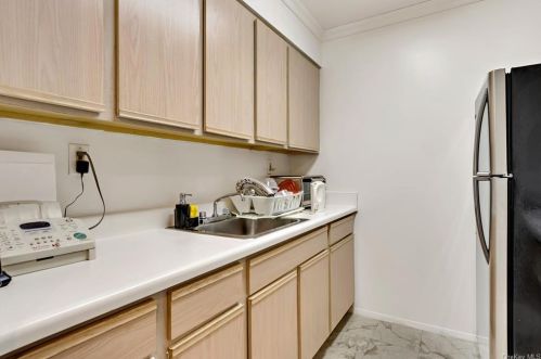 588 165th St, Bronx NY 10459-3273 exterior