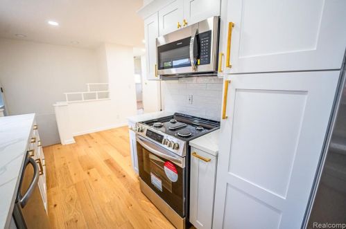 8451 Nightingale St, Dearborn Heights MI  48127-1203 exterior