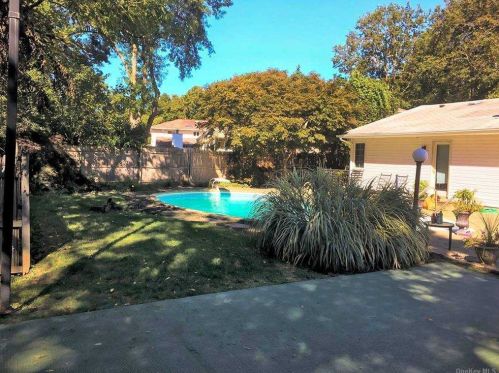 12 Belmar Ln, Commack NY 11725-1104 exterior