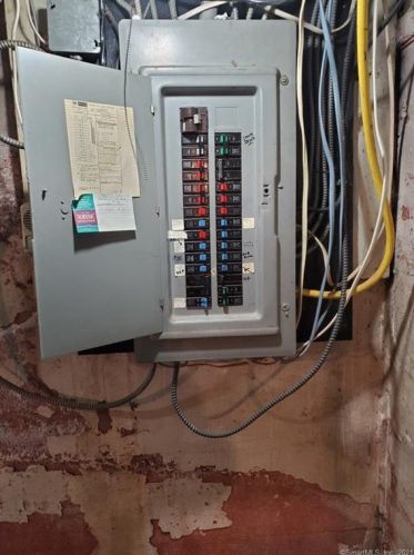 4 Kulas Ter, Seymour CT 06483-2715 exterior