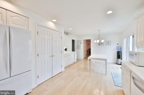 2076 Packard Ave, Huntingdon Valley PA 19006-6418 exterior