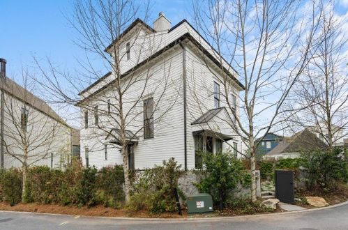 585 Bismark Rd, Atlanta GA 30324-4102 exterior