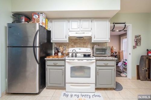 9 Lawrence Ct, Teaneck NJ 07666-6489 exterior