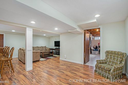 1004 Oakcrest St, Wyoming MI exterior