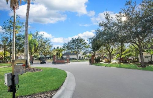 12219 Bishopsford Dr, Tampa FL 33626-1317 exterior