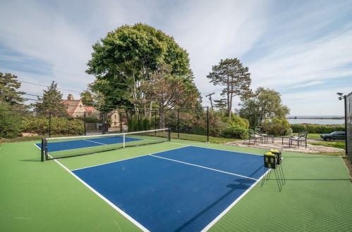 58 Eastern Pt Blvd, Gloucester MA 01930-4405 exterior