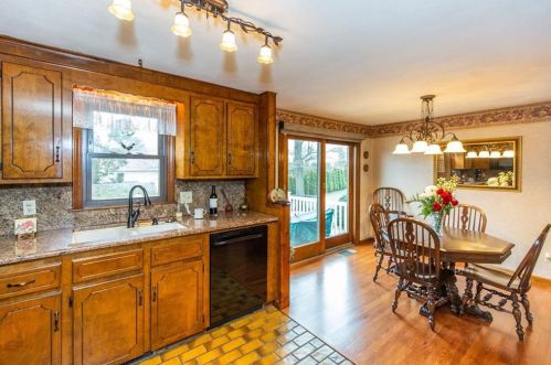 8 Ferncrest Dr, Providence RI 02919-3503 exterior