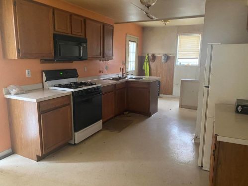 1324 Muskegon Ave, Grand Rapids MI 49504-3122 exterior