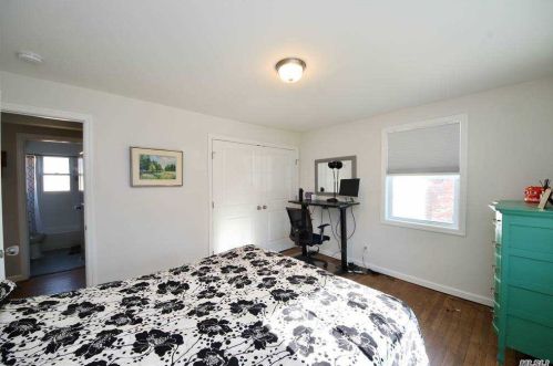 19 Livingston St, Huntington Station NY 11746-4026 exterior