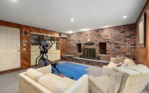 1045 Lawrence Ct, Valley Stream NY 11581-2709 exterior