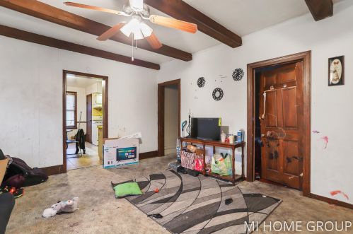 820 1 St, Grand Rapids MI 49504-5575 exterior