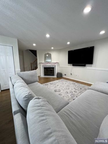 1249 Mulberry Dr, Mahwah NJ  07430-2352 exterior