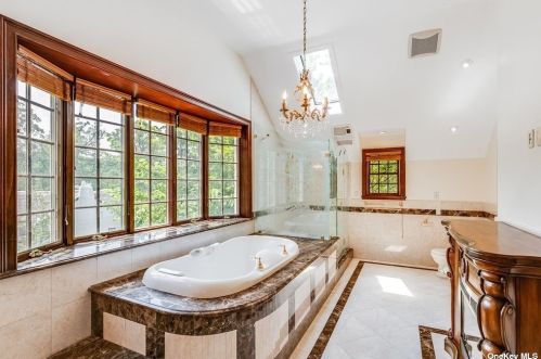 2 Grosvenor Pl, Great Neck NY  11021-4535 exterior