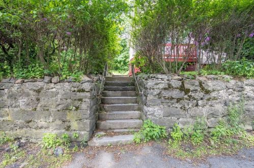 2 Maxwell Ct, Worcester MA 01607-1016 exterior