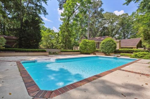 2515 Habersham Rd, Atlanta GA 30305-3566 exterior