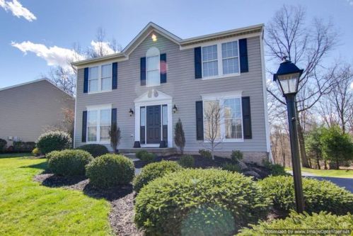 1057 Whispering Woods Dr, Moon Twp PA  15108-9034 exterior