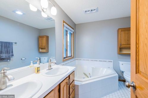 2224 Ariel St, Saint Paul MN 55109-2852 exterior