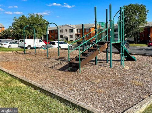 125 Clubhouse Dr, Leesburg VA  20175-4203 exterior