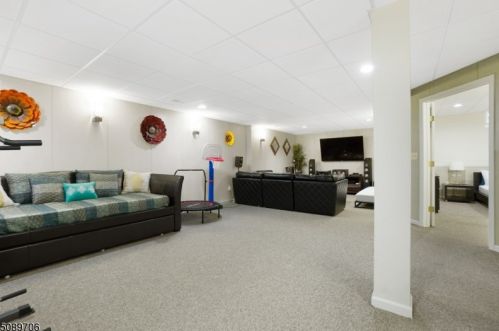 18 Whalen Ct, Town Center NJ 07052-3679 exterior