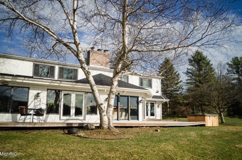 4206 Lk Frst Dr, Kalamazoo MI 49008-3309 exterior