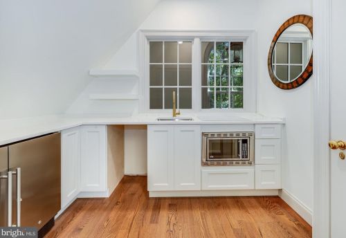 9000 Congressional Pkwy, Rockville MD  20854-4610 exterior