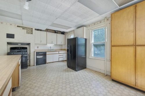 8 Un St, Milford CT 06460-4724 exterior