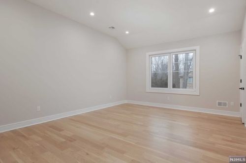 69 Grandview Ave, Upper Saddle River NJ 07458-2127 exterior