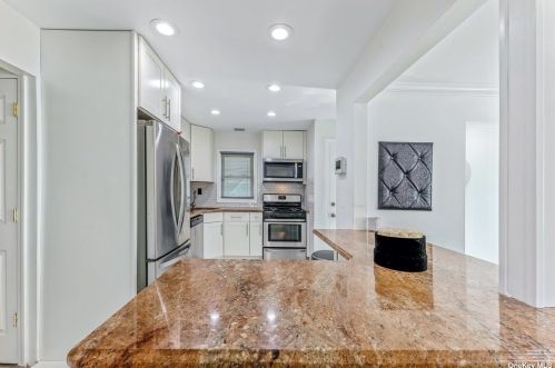 59 Avondale St, Valley Stream NY 11581-1801 exterior