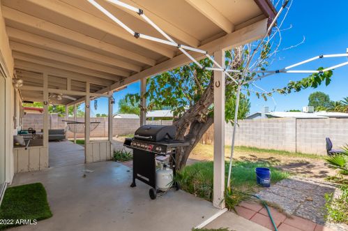 3340 Desert Cv Ave, Phoenix AZ 85028-3514 exterior