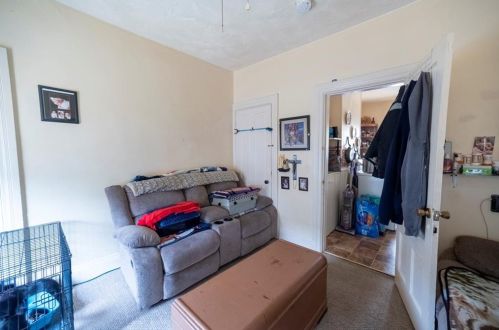 33 Cross St, Woonsocket RI 02895-5852 exterior