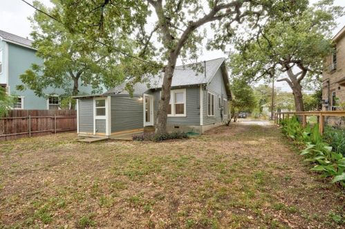 705 35th St, Austin TX  78705-1208 exterior