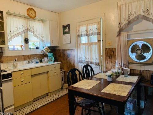 72 Pine St, Bridgewater NJ 08807-2719 exterior