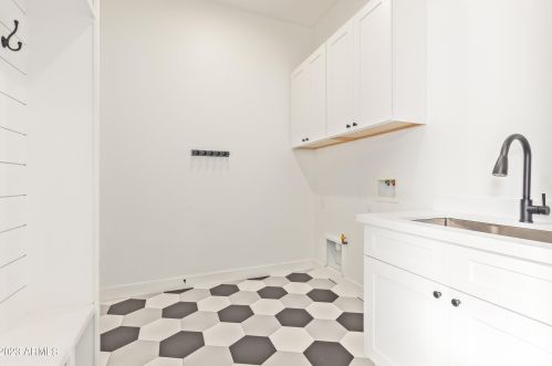 4239 42nd St, Phoenix AZ  85018-4207 exterior