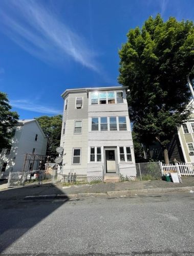 91 Penn Ave, Worcester, MA 01604-4252