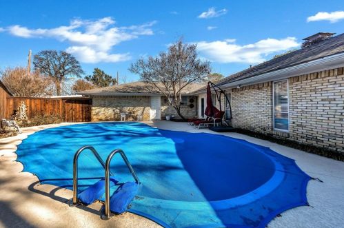 1909 Grn Oaks Dr, Irving TX 75061-2138 exterior