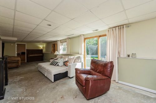 7515 Hickory Grv, Bull Valley IL 60097-8698 exterior