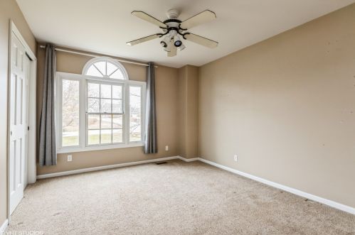 237 Burning Bush Trl, Bull Valley IL 60012-3652 exterior