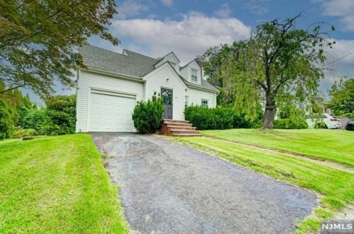 135 Paterson Ave, Hasbrouck Heights, NJ 07604-1414